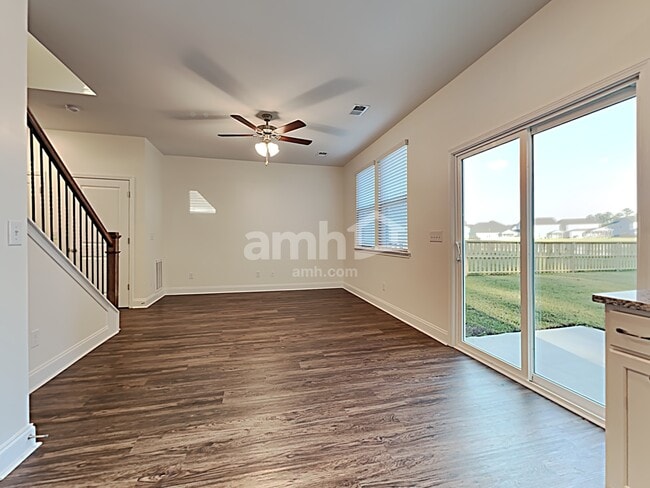 Photo - 323 Azore Way