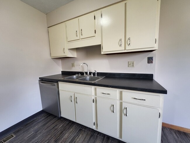 Building Photo - 220 Heritage Cir