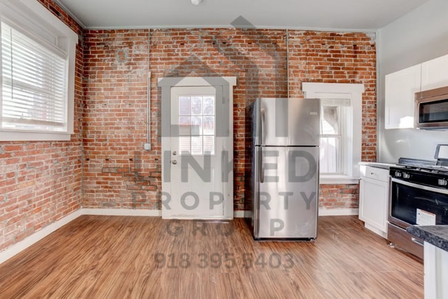 Building Photo - Park Apartments Unit 7