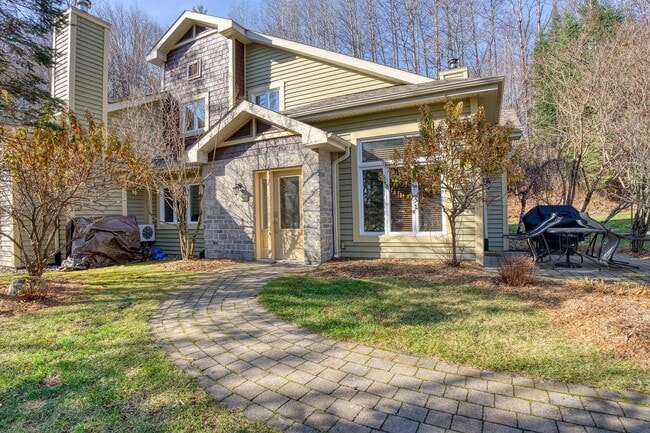 Building Photo - 1691 Chem. du Golf