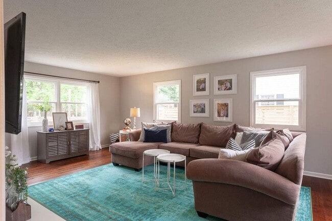 Photo - Beautiful home located in Sycamore Knolls!