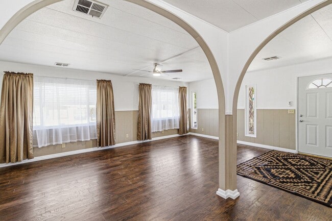Building Photo - Spacious 2 Bed, 2 Bath Retreat in Charming Boulder City!