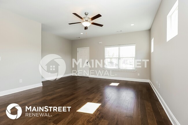 Photo - 608 Oakvale Ln