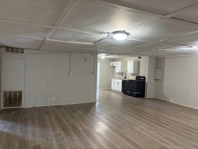 Photo - 6139 Belcrest St