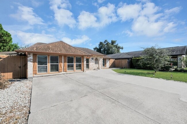 4503 Hollybrook Ln