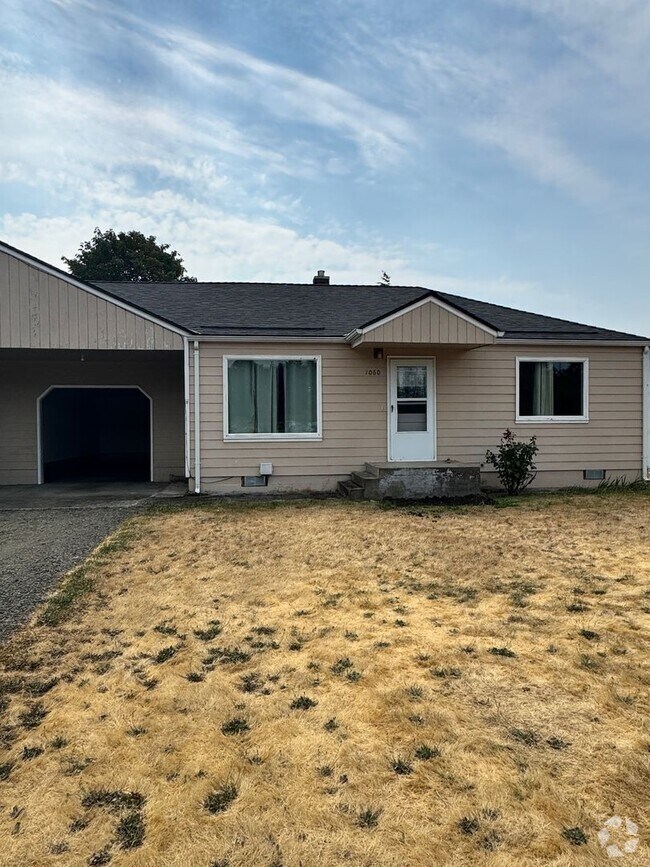 Building Photo - 00470-1060/1062 E. Santiam Unit 1060 E. Santiam St. Rental