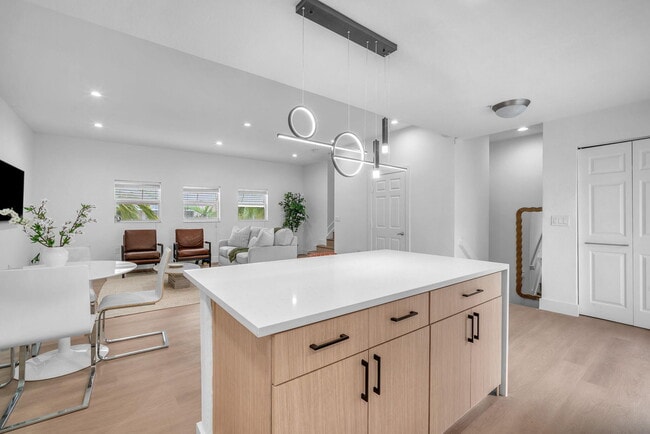 Photo - 477 NE 1st St