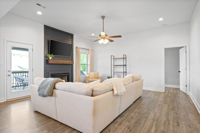 Photo - 3 bedroom Pet Friendly Home For Rent Near Needmore Road!