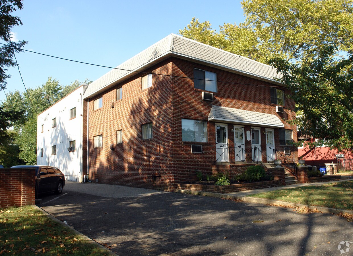 Collins Court Apartments - Collins Court Apartments