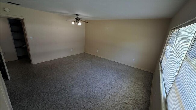 932 NE 6th Ave