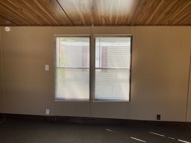 Photo - 2 Bedrooms, 1 Bath Mobile Home