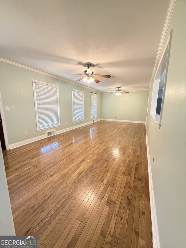 Photo - 560 Greencrest Dr