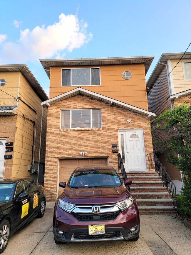 Building Photo - 619 Sussex St Unit 1 Rental