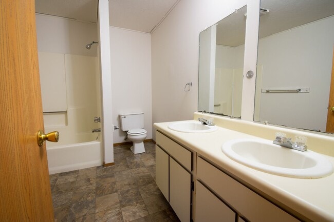 Photo - 106 E Locust