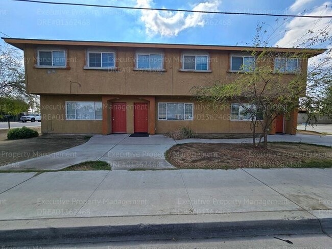 Building Photo - Spacious 3 bedroom, 2.5 bathroom townhome....