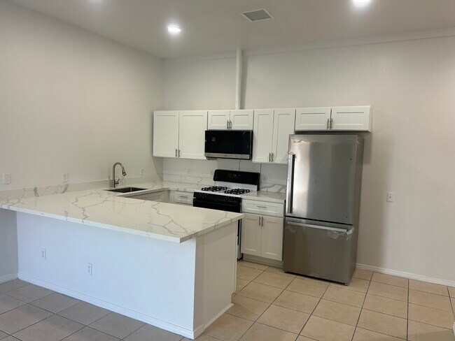 Cocina - 6446 Palm View Ave