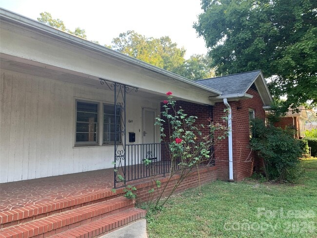 Photo - 1049 E Main St