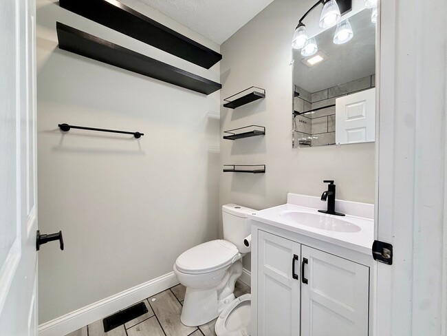 Photo - **Hawthorne Place** Pet Friendly 5 Large Bedrooms 2 Full Baths!
