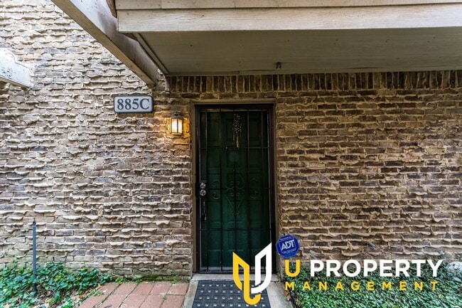 Building Photo - Location, Location, Location! Cozy townhou... Rental