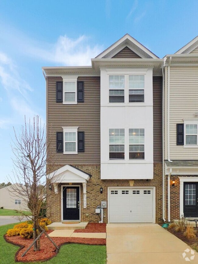 Building Photo - End-unit Wildewood Townhome