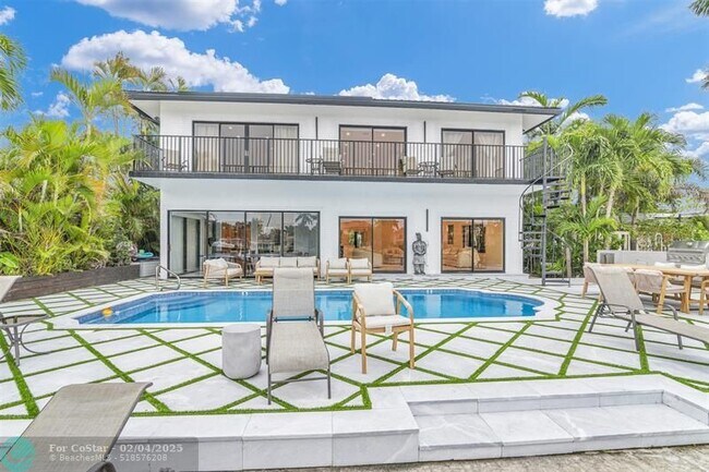 Photo - 319 S Riverside Dr