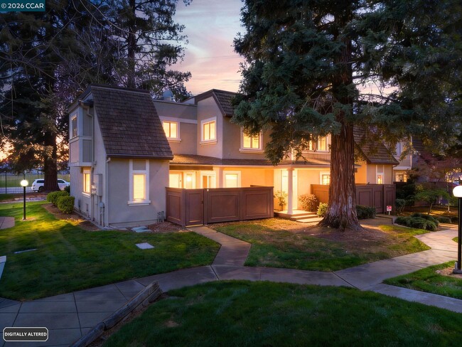 Building Photo - 102 Luna Grande Cir Unit 5