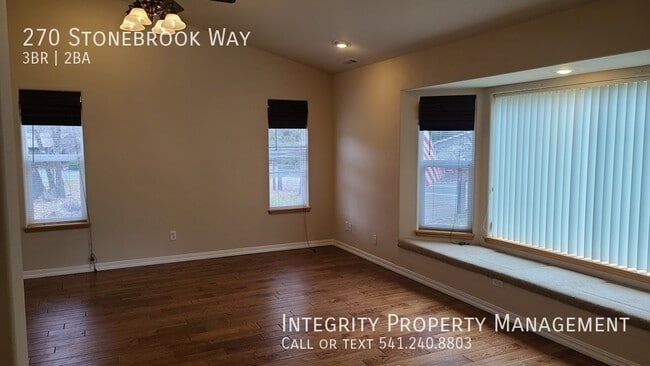 Photo - 270 Stonebrook Way