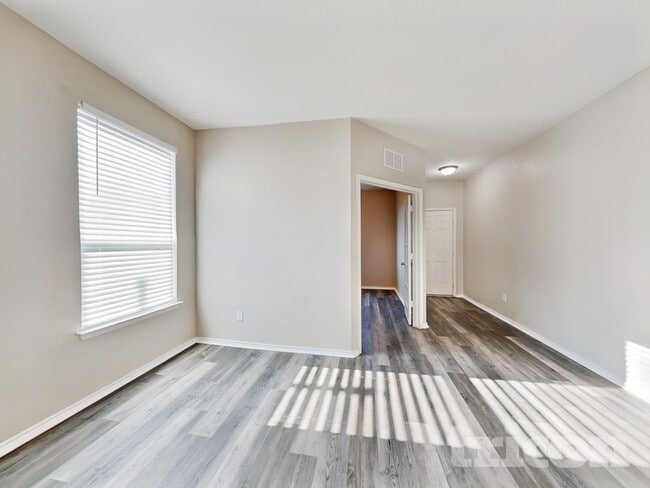 Photo - 6615 Port Elizabeth