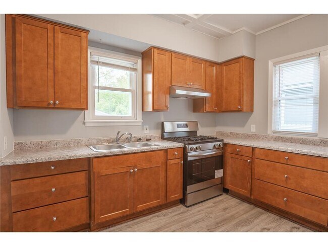 Photo - 1317 Reaney Ave E