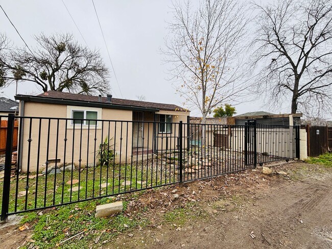 Photo - Cute Refurbished Studio Home.