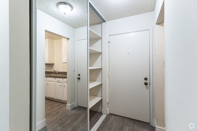 2BR,2BA - Entrance - Willow Park Apartments