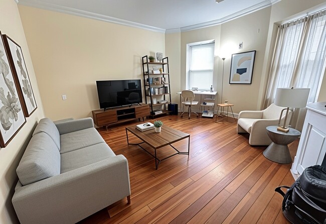 Building Photo - 191 Boylston St Unit 1