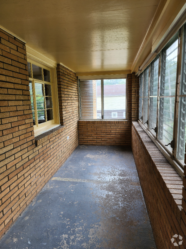 Building Photo - 3915 Main St Rental
