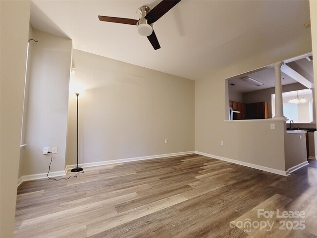 Photo - 563 E 9th St