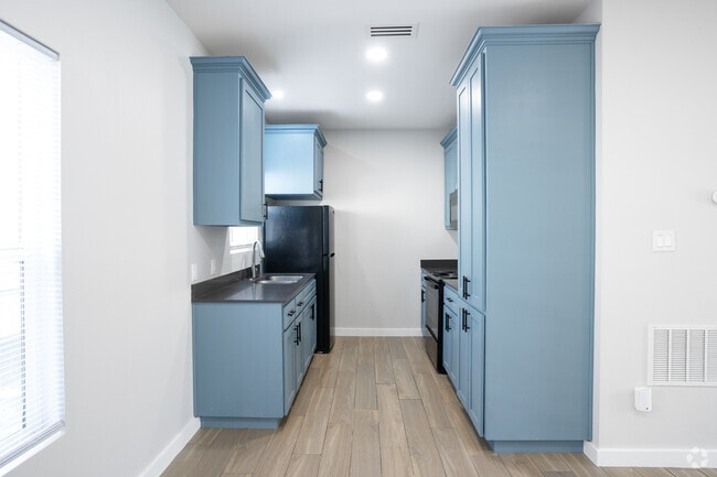 2BR, 2BA - 857SF - Kitchen