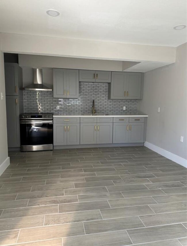 Photo - 8005 Bowen St