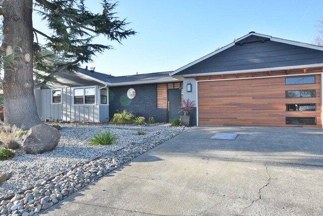 Building Photo - 990 S Clover Ave Unit #2