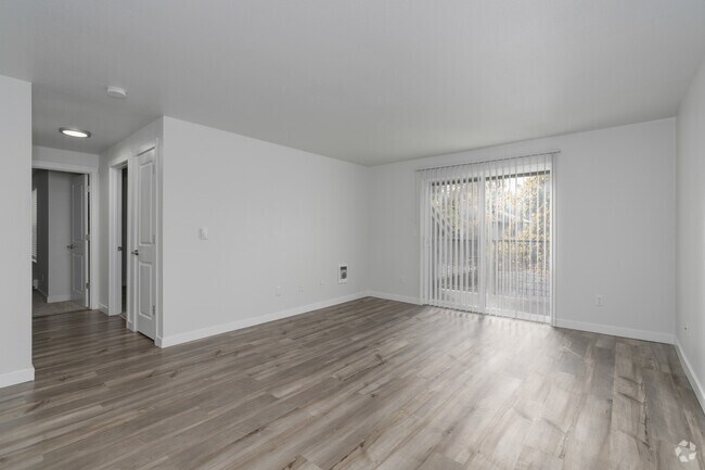 2BR, 2BA - 922SF - Living Room