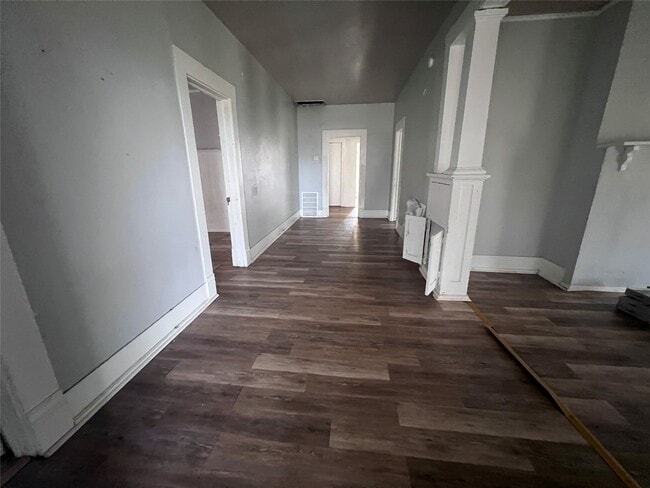 Photo - 513 W Caney St