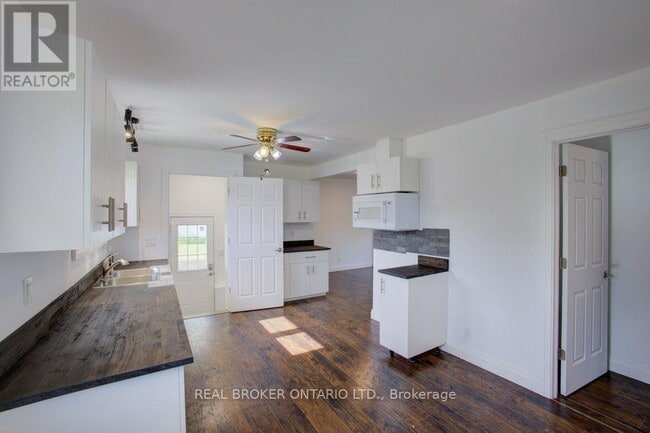 Photo - 387 Countess St S