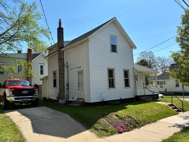 Photo - 928 Baxter St SE