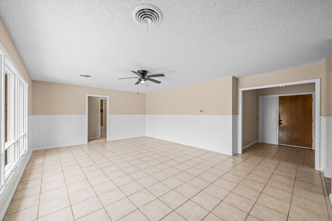 Photo - Open Concept 3/2/2, Minutes from LCU & Medical