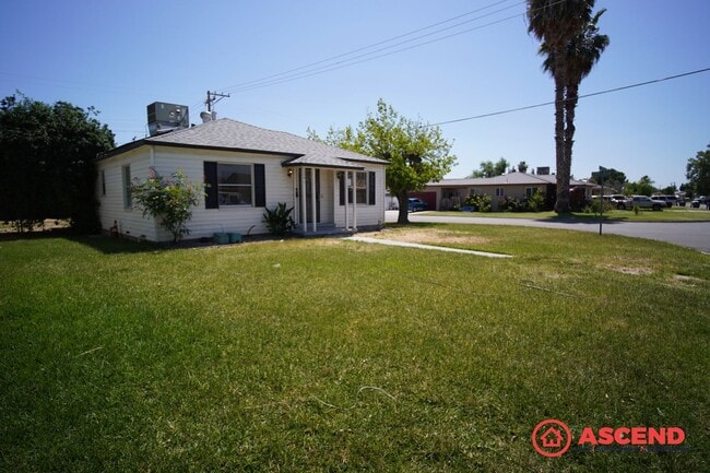 Building Photo - 2 Bed / 1 Bath Home with Solar – Convenient Bakersfield Location