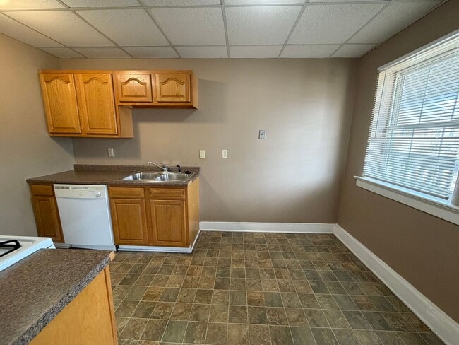 Photo - North of Downtown Akron: Updated 1BR with Tall Ceilings & Natural Light Unidad 302