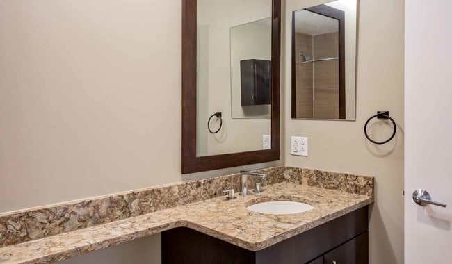Baños con acabados renovados y duchas con mamparas de cristal en apartamentos seleccionados
