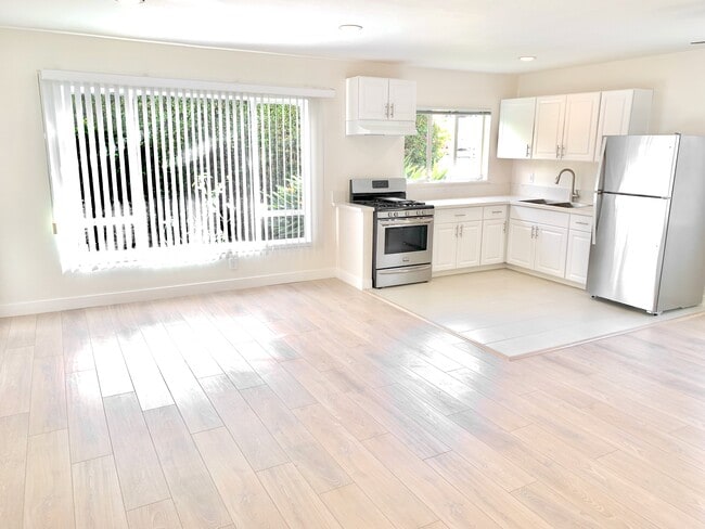 Building Photo - 360 S Reeves Dr Rental