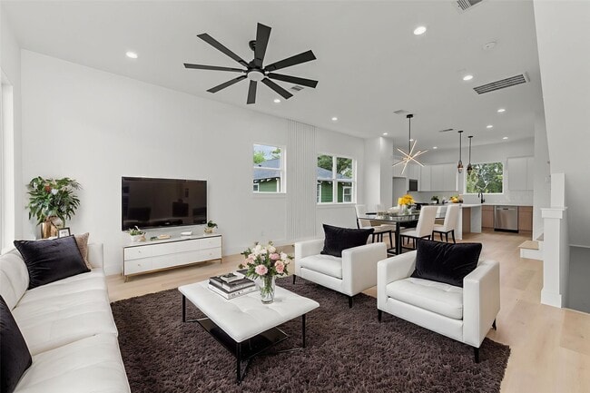 Building Photo - 3348 Sauer St