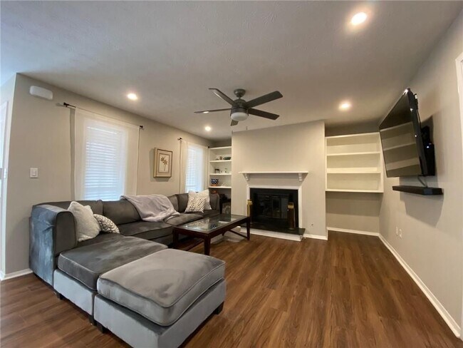 Photo - 704 Dunbar Dr