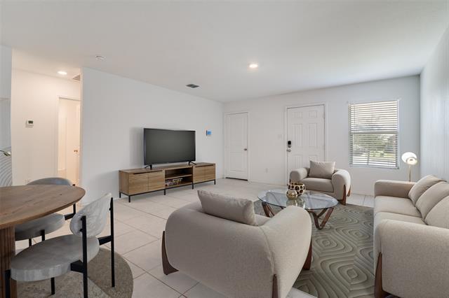 Photo - 2525 Russell St