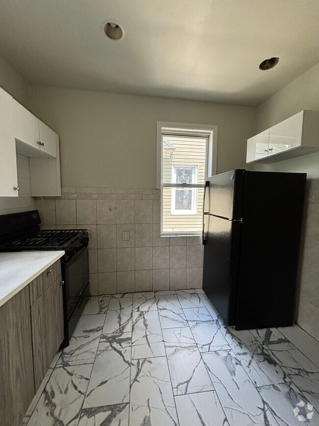 Building Photo - 17 Davis Ave Unit 2 Rental